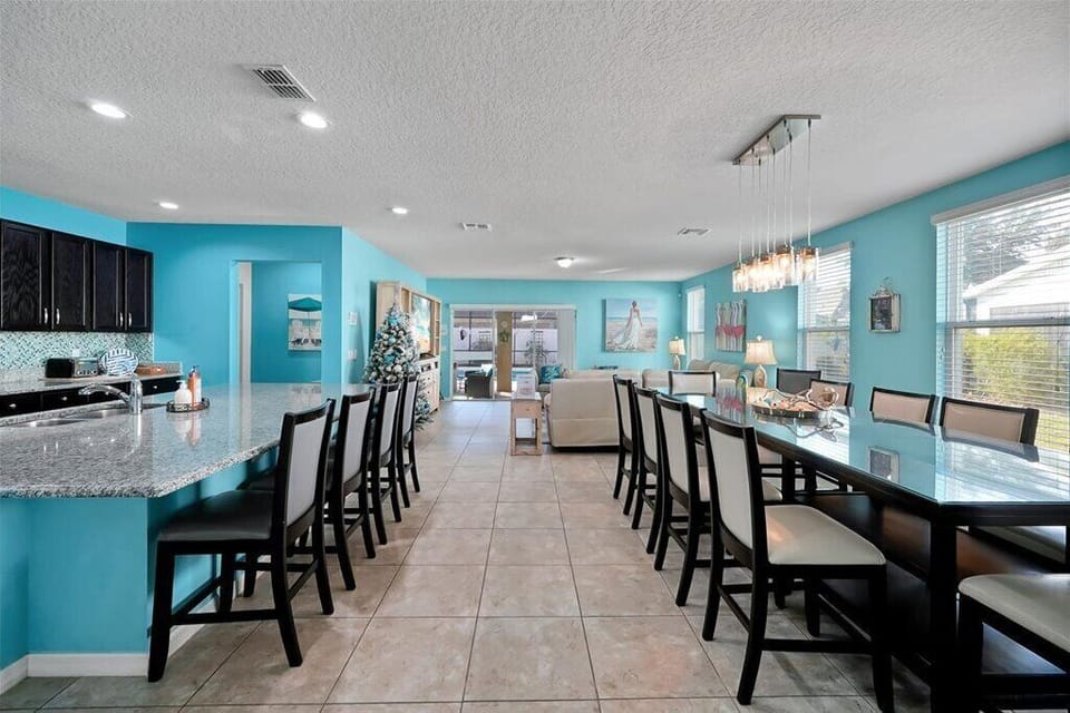 From the breakfast bar to the grand dining table, our home offers plenty of seating and room to move, making it easy to entertain and relax with the entire family.