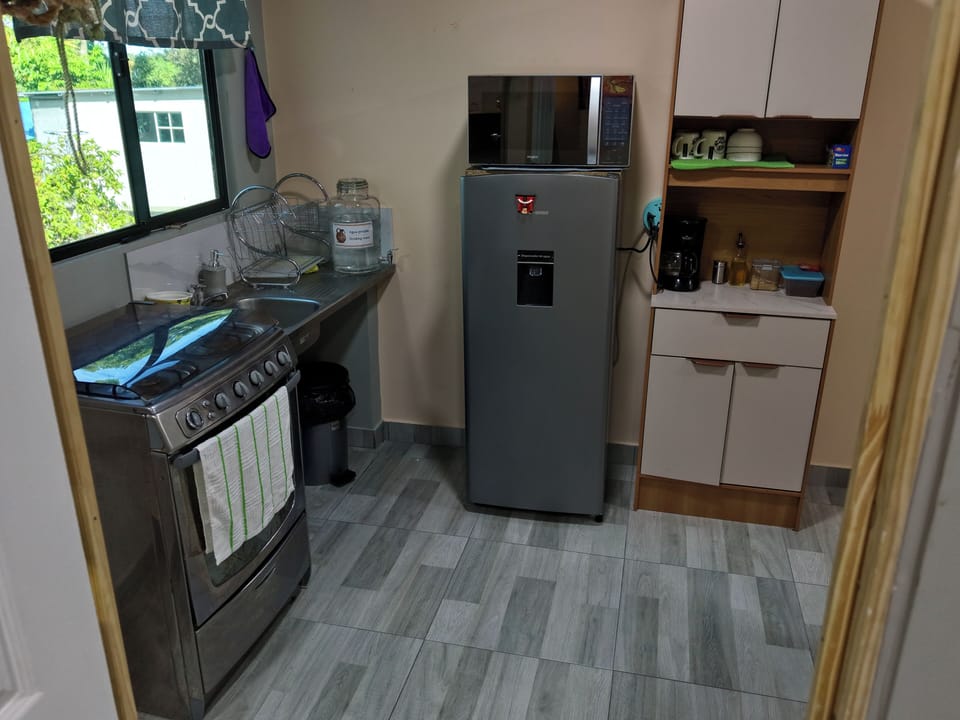 Refrigerador con dispensador de agua y microondas.