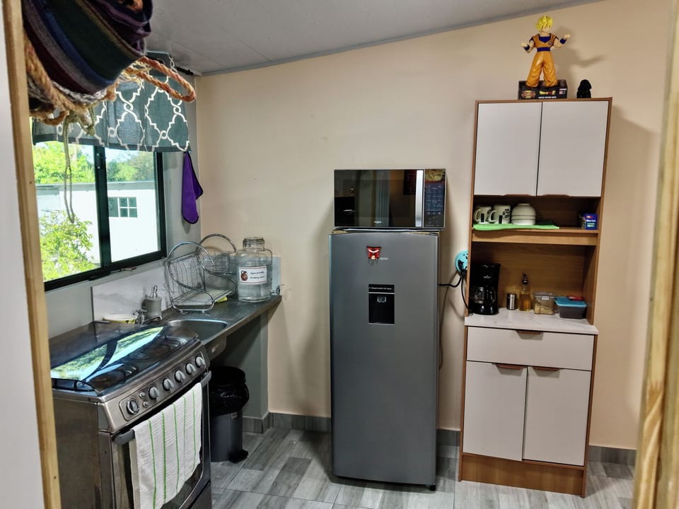 cocina equipada, estufa, refrigerador, microondas, estación de café, luz natural