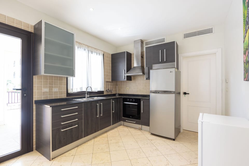 Premium Apartment, Pool View | Private kitchen