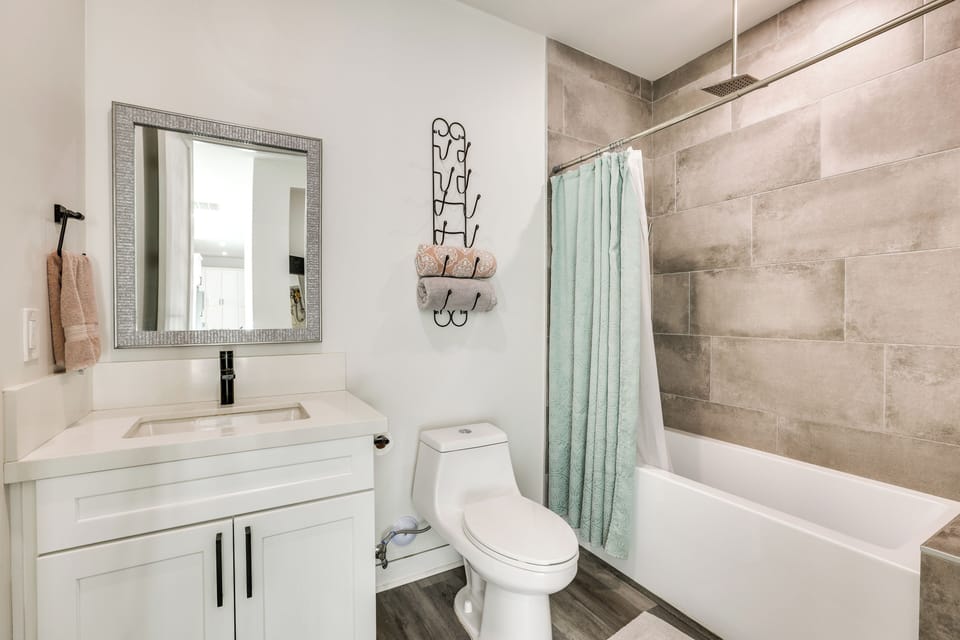 Shop, Dine & Unwind: Apt 2 Mi to Dtwn Phoenix! Apartment in Phoenix