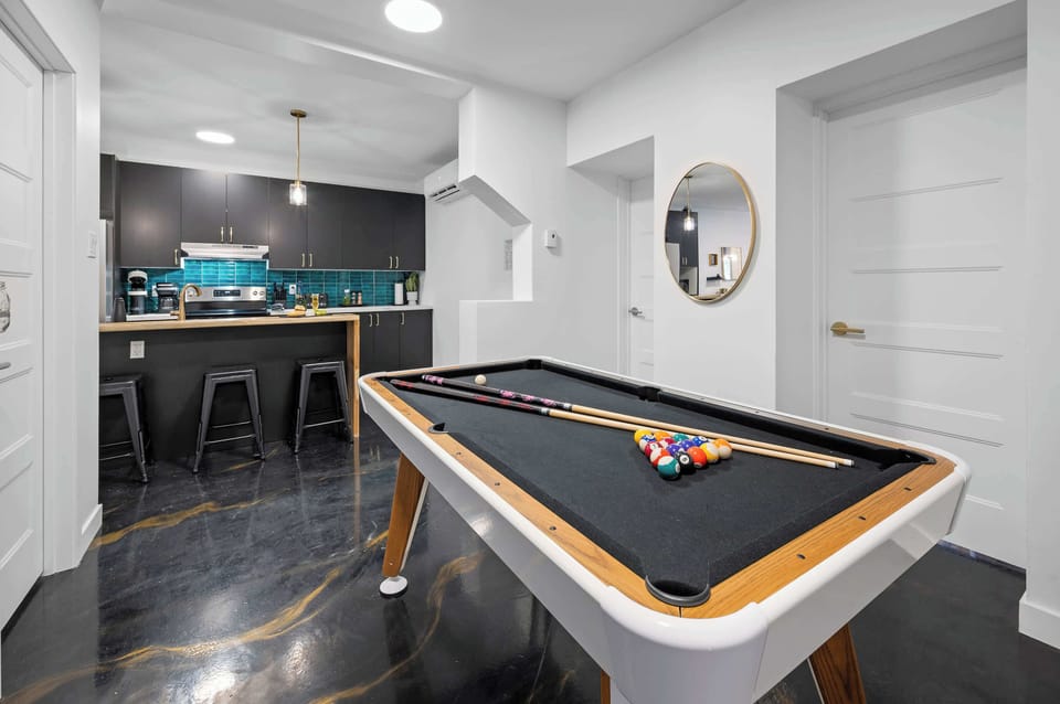 Au-delà du salon : un espace parfait pour socialiser et se détendre. Défiez vos amis à une partie de billard après une journée d'exploration !