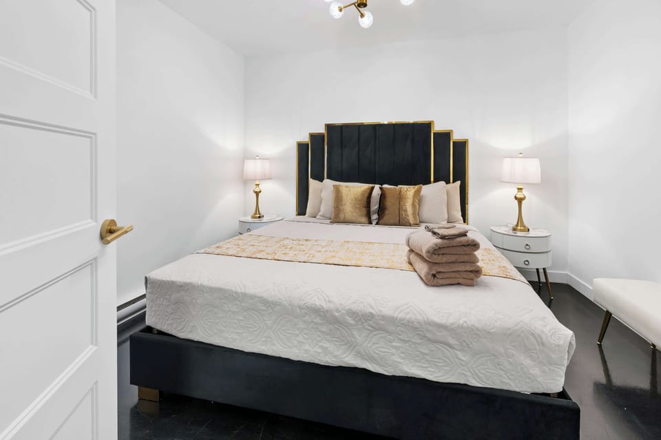 Votre retraite glamour vous attend. Dormez comme un roi dans ce rêve Art Déco, avec du velours moelleux et de superbes détails dorés. Un luxe à l'état pur pour votre évasion.