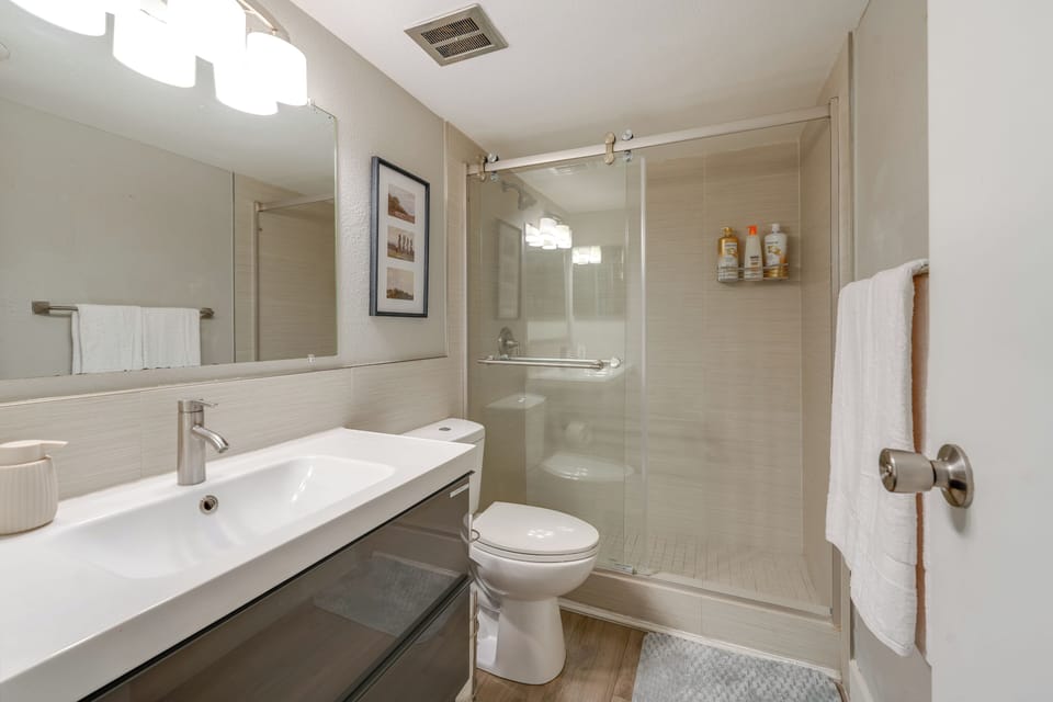 Community Perks! Walkable Old Town Condo w/ Patio Apartment in Scottsdale