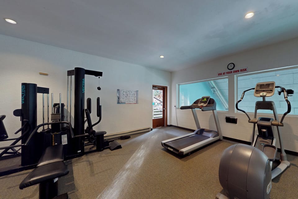 1 BR Mtn Apartment w/ Wood Fireplace & Pool Apartment in Glacier