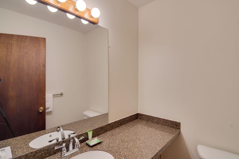 Shuttle to Winter Park Resort! Group Condo w/ Pool Apartment in Fraser