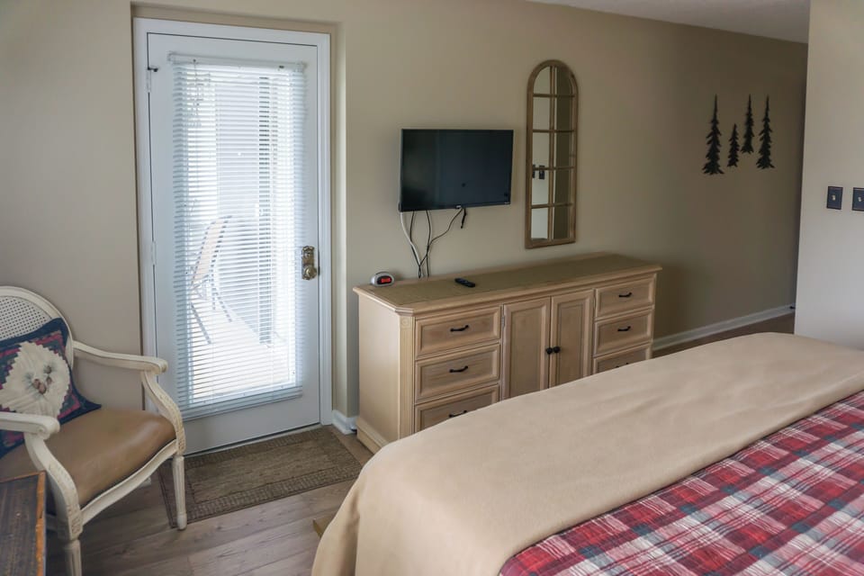 1 Mi to Dtwn Pigeon Forge! Mtn-view Gem w/ Balcony Apartment in Pigeon Forge