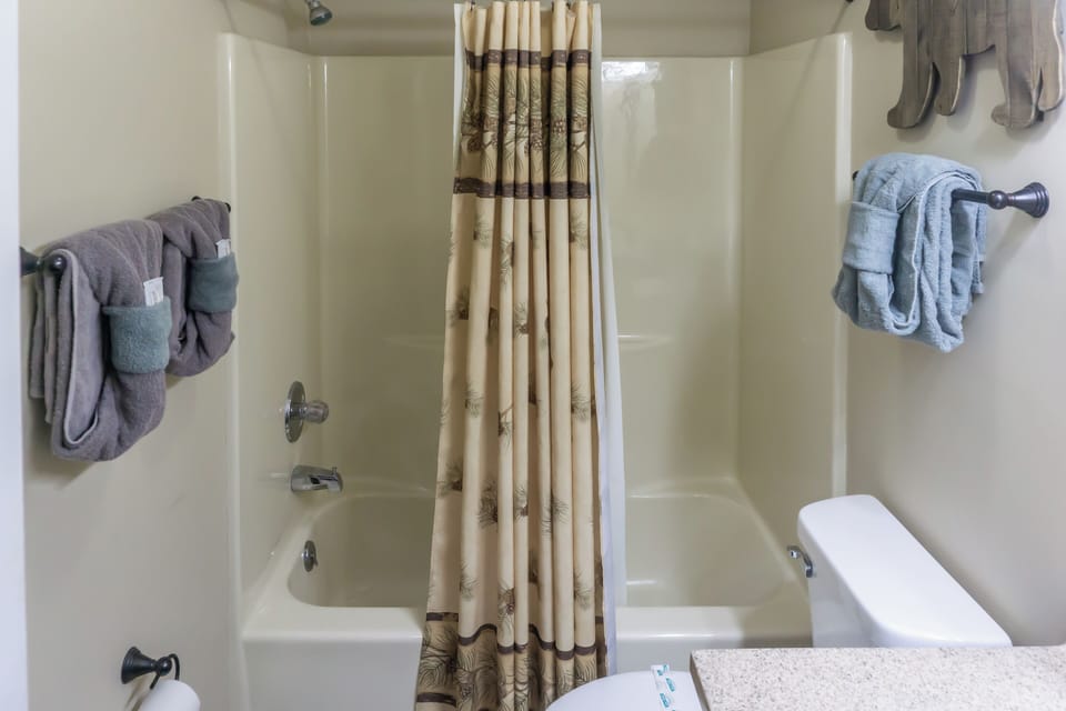 1 Mi to Dtwn Pigeon Forge! Mtn-view Gem w/ Balcony Apartment in Pigeon Forge