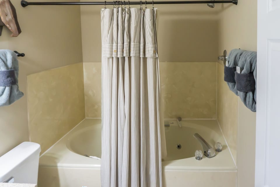 1 Mi to Dtwn Pigeon Forge! Mtn-view Gem w/ Balcony Apartment in Pigeon Forge