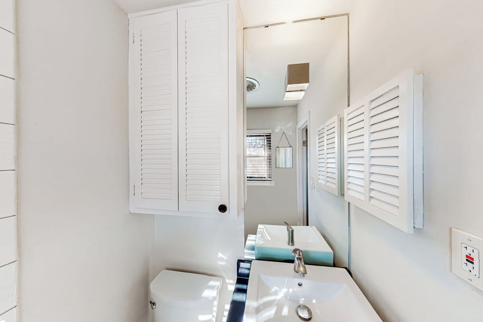 Dog-friendly Lubbock Home w/ Backyard Cottage in Lubbock