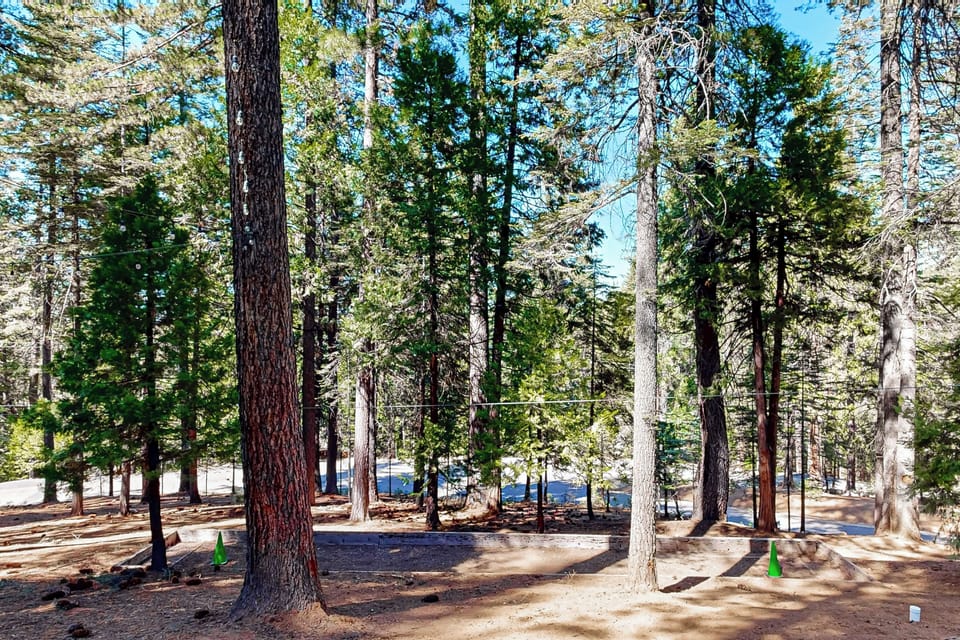 4BR Home w/ Spa, Bar, Home Gym, Decks, Near Lake Cottage in Arnold
