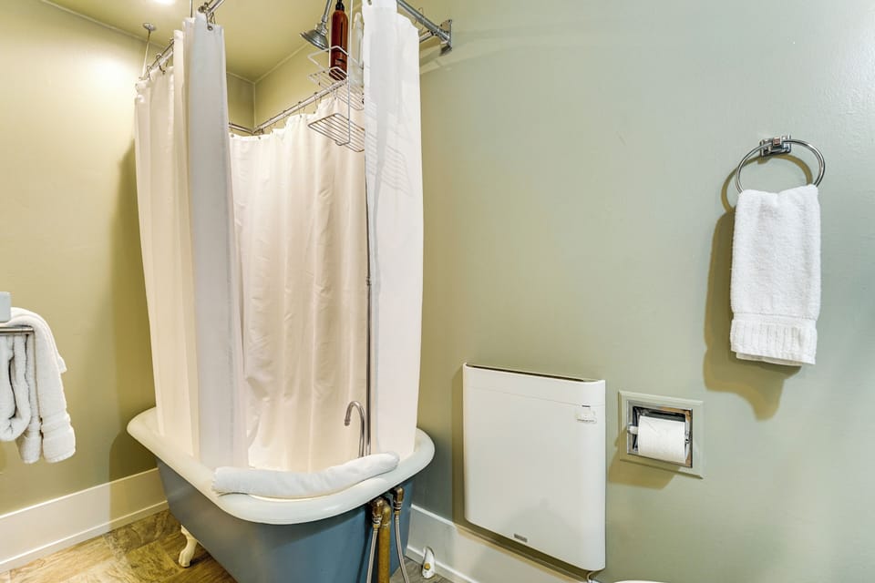 Inviting 1BR Patio Full Kitchen Cottage in Santa Cruz