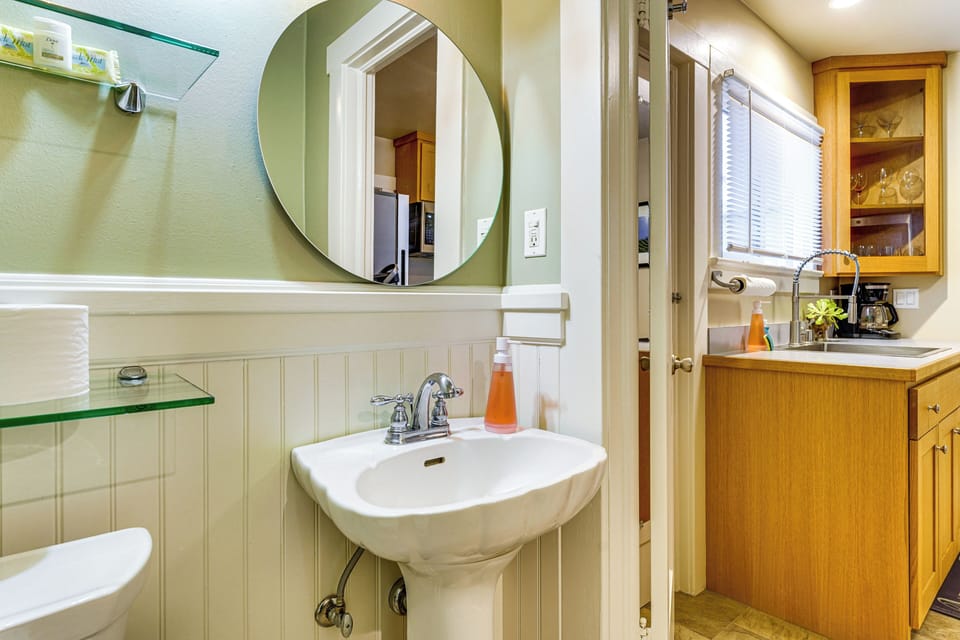 Inviting 1BR Patio Full Kitchen Cottage in Santa Cruz