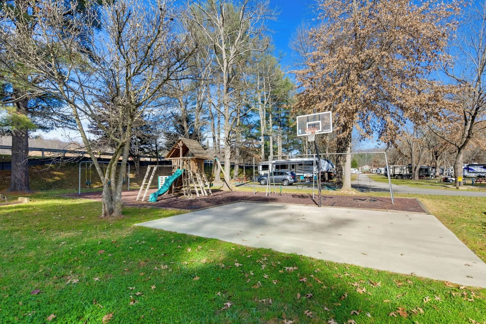 Mtn-view Adventure Hub! Waynesville Home w/ Perks Cottage in North Carolina