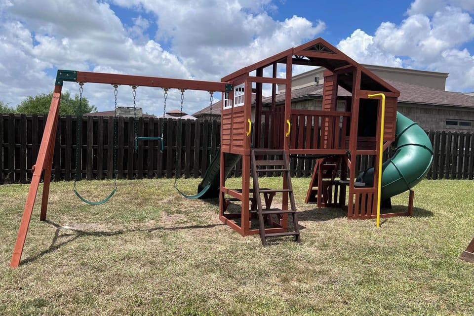 Pool, Patio & Yard: Chic South Texas Home Cottage in Brownsville