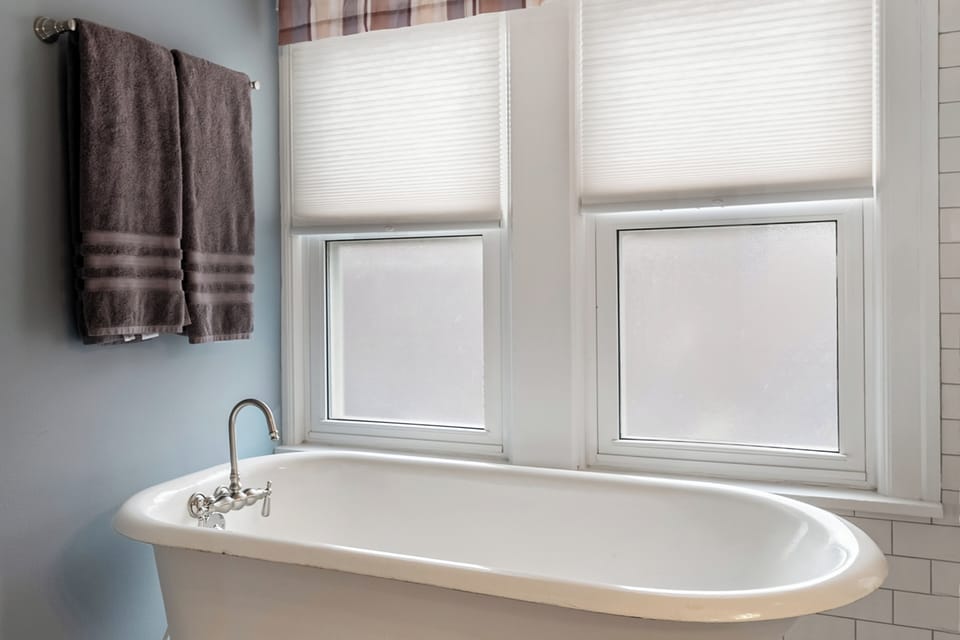 Dtwn Plymouth Fall & Winter Getaway w/ Yard Cottage in Plymouth