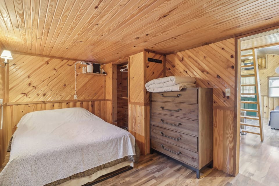 Fishing Pond & Treehouse: Tranquil Maysville Cabin Cottage in Missouri