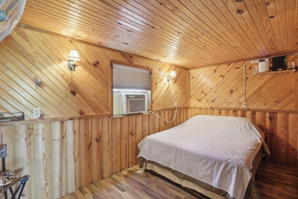 Fishing Pond & Treehouse: Tranquil Maysville Cabin Cottage in Missouri
