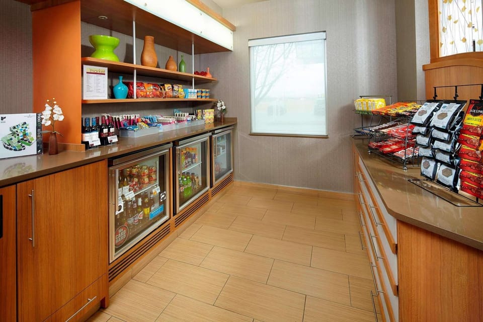 Snacks, drinks and grab-and-go items in the market area