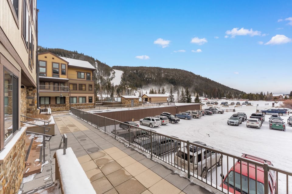 Walk out of the unit directly to the slopes and hot tubs.