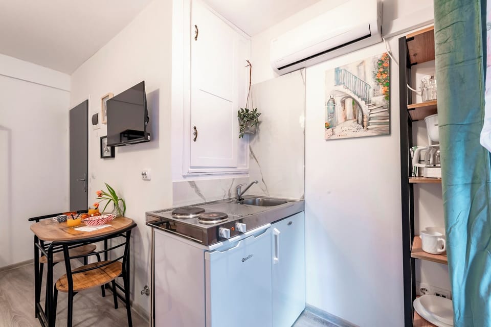 Fridge, stovetop, highchair