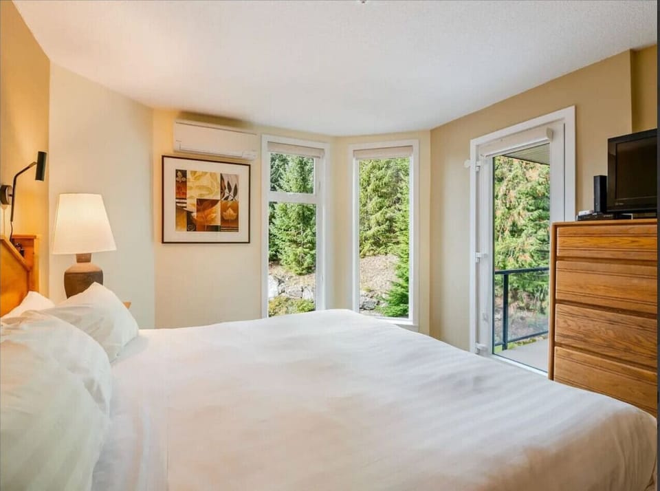 After a long day on the slopes, nothing beats settling into this cozy and relaxing primary bedroom with a KING BED. Enjoy calming views of nature right from your window, and step out onto your private balcony!