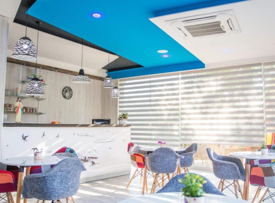 Room (Family room) | Restaurant