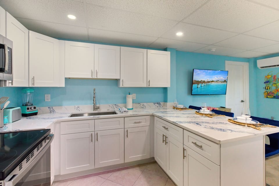 Fully equip kitchen.