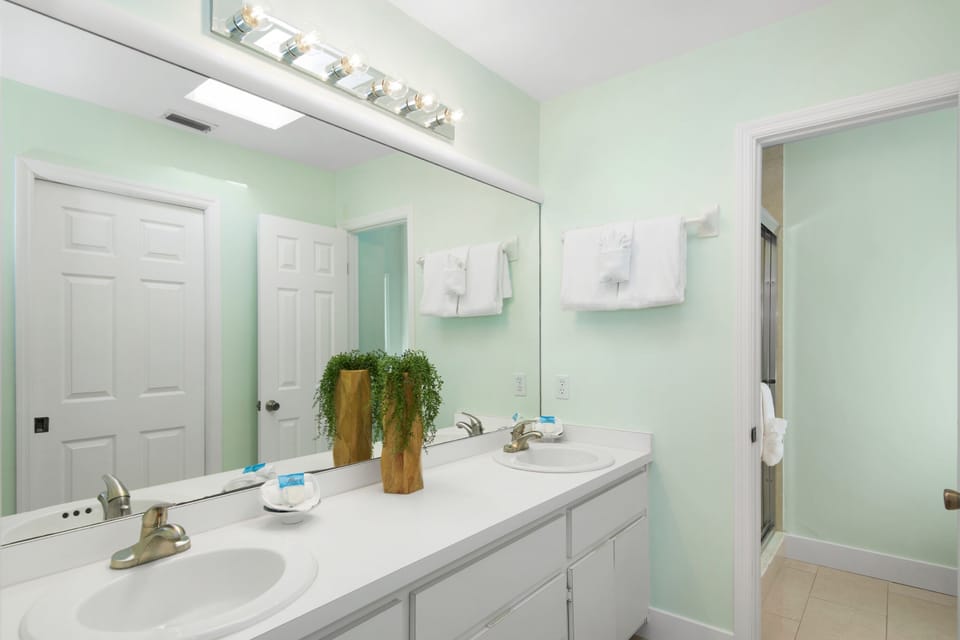 Master en-suite bathroom with walk in shower