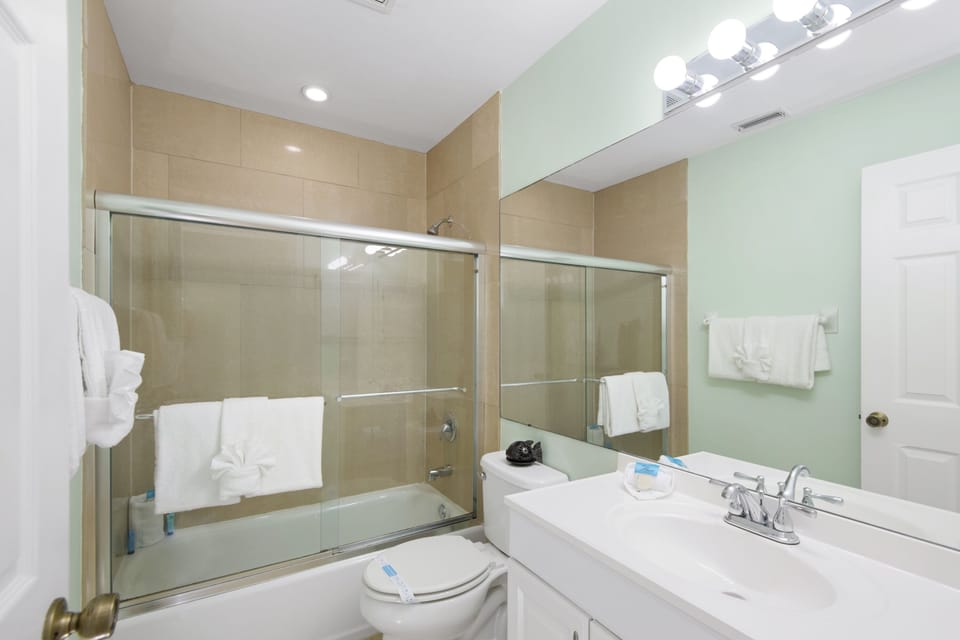 Shared bathroom with shower/tub combination off of hallway
