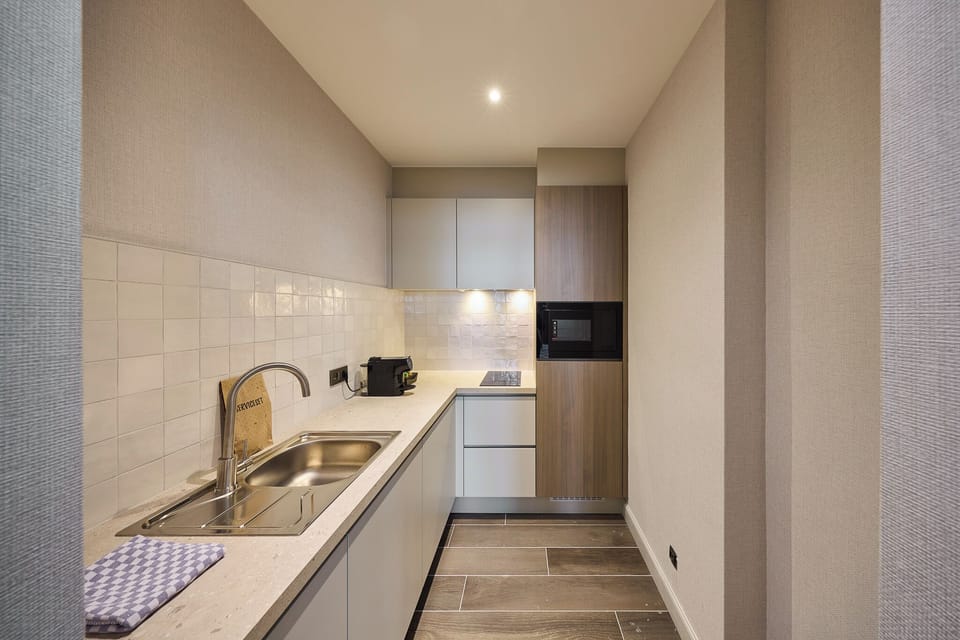 Residence "King Ferdinand" | Private kitchenette | Fridge, microwave, oven, stovetop