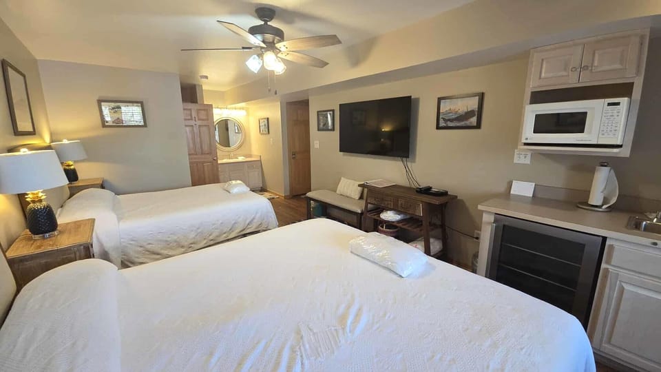 Bedroom (alternate view)