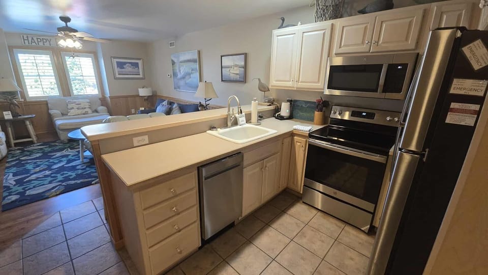 Kitchen (alternate view)