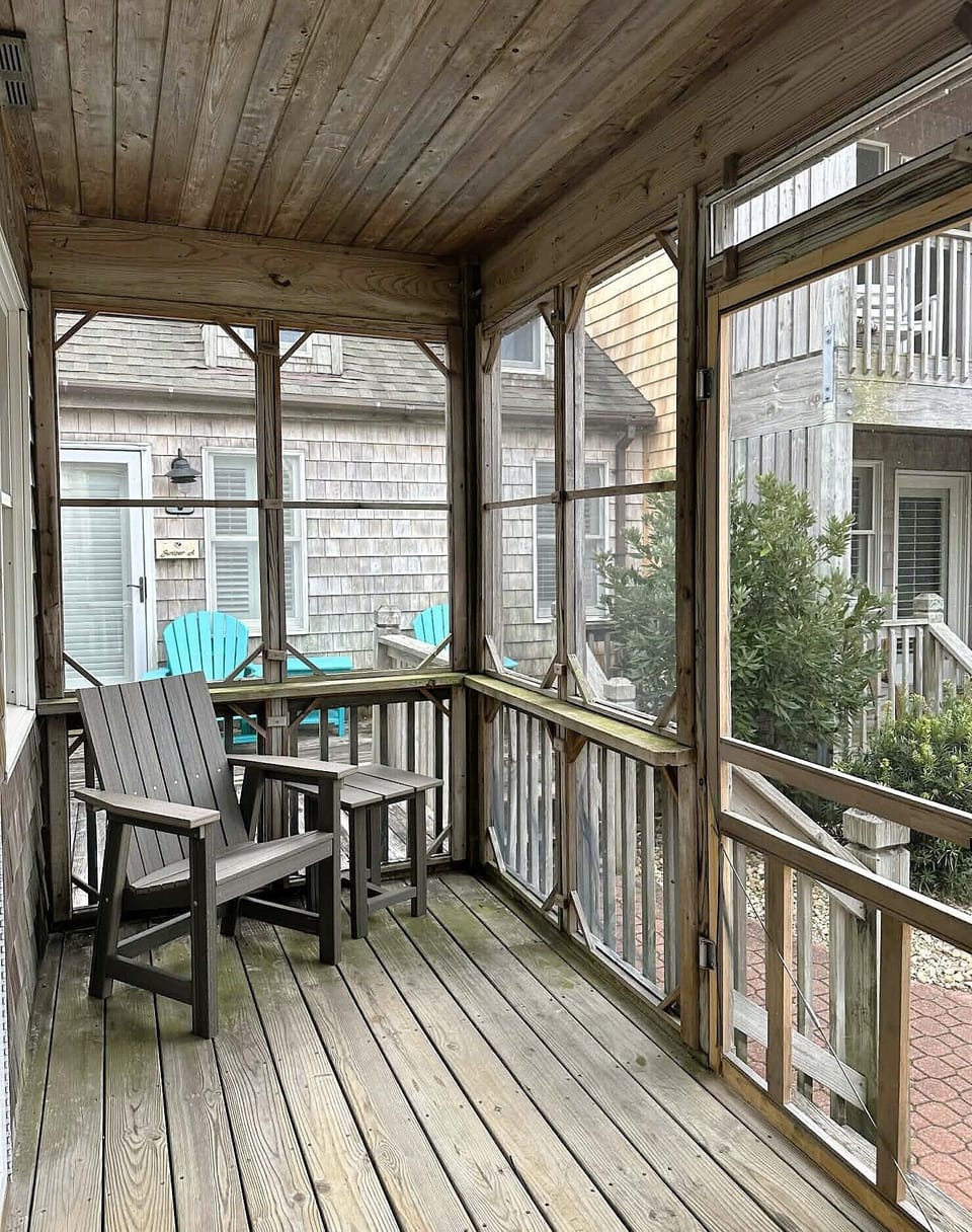 Screened Porch (alternate view)