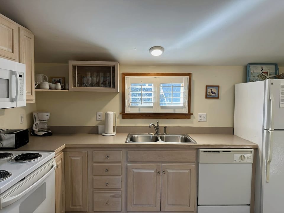Kitchen Alternate view