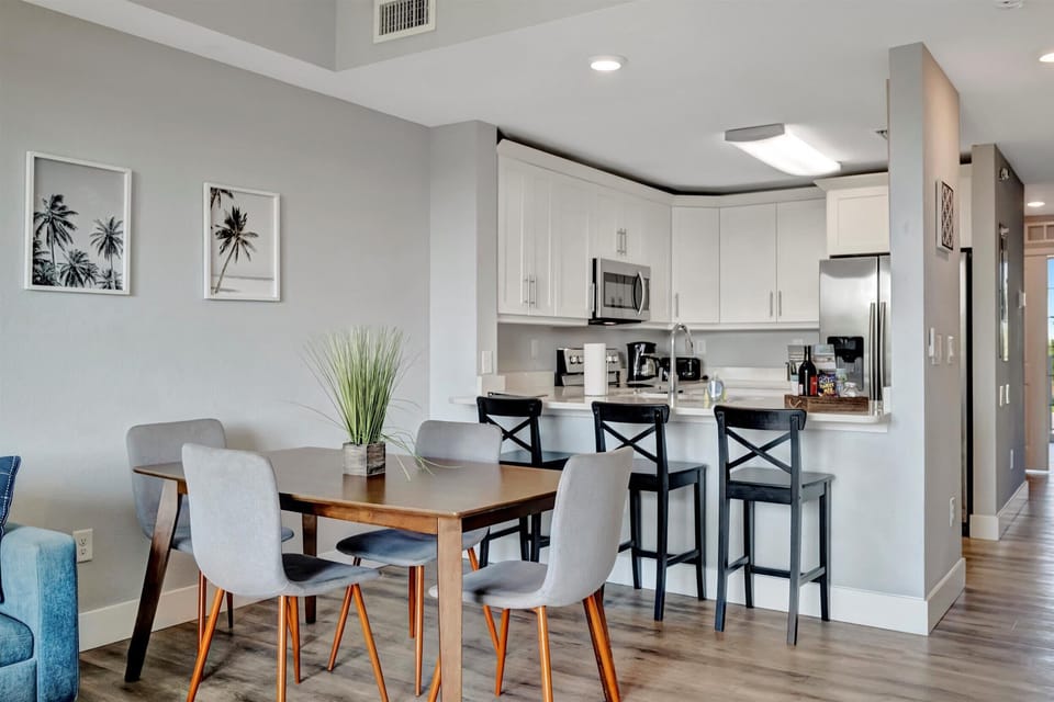 Casual dining with modern style