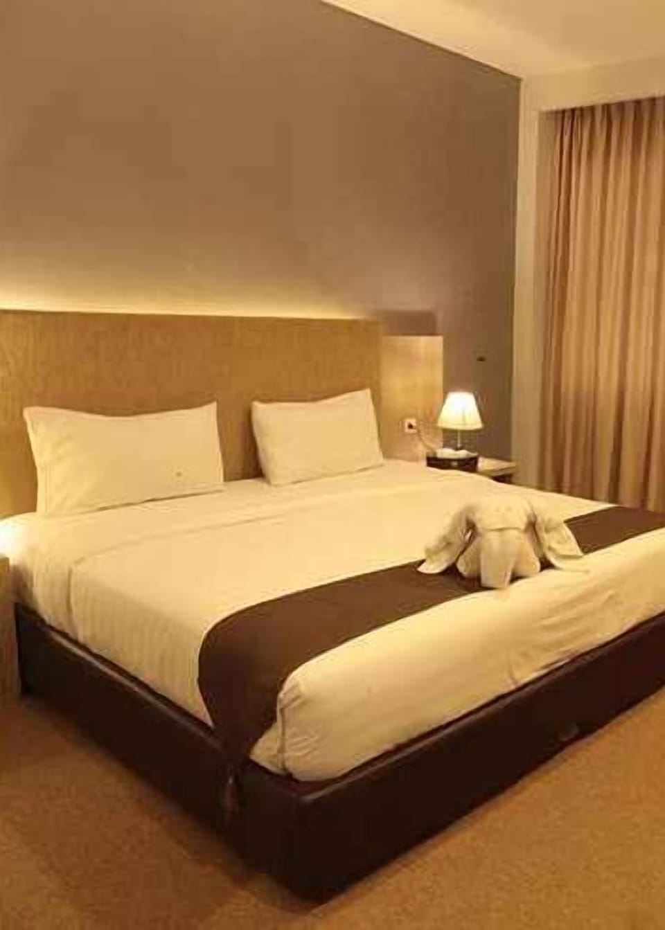 Deluxe Room, 1 King Bed | Desk, WiFi (free), bed sheets