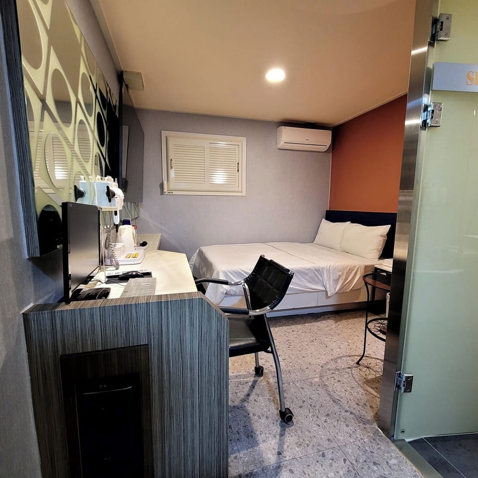 Standard Single Room, 1 Double Bed, Non Smoking, Housekeeping | Desk, laptop workspace, WiFi (free)