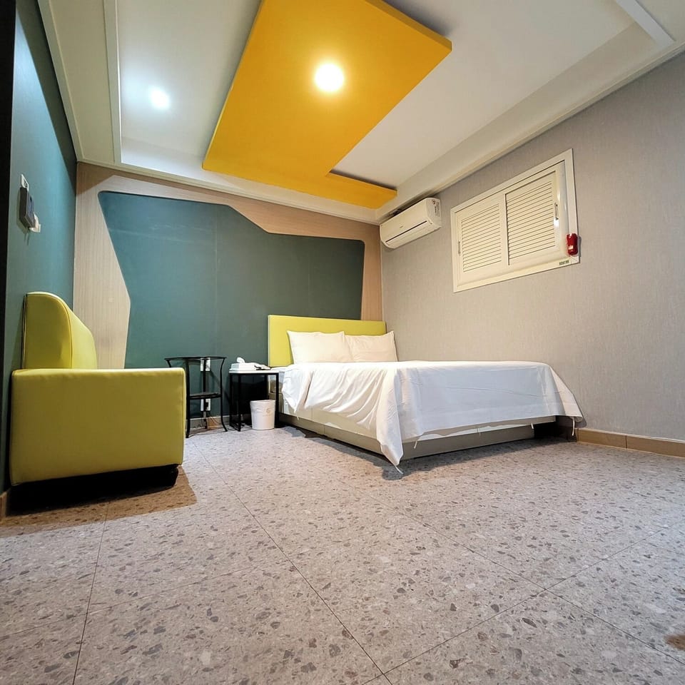 Premium Single Room, Non Smoking, Private Bathroom | Desk, laptop workspace, WiFi (free)