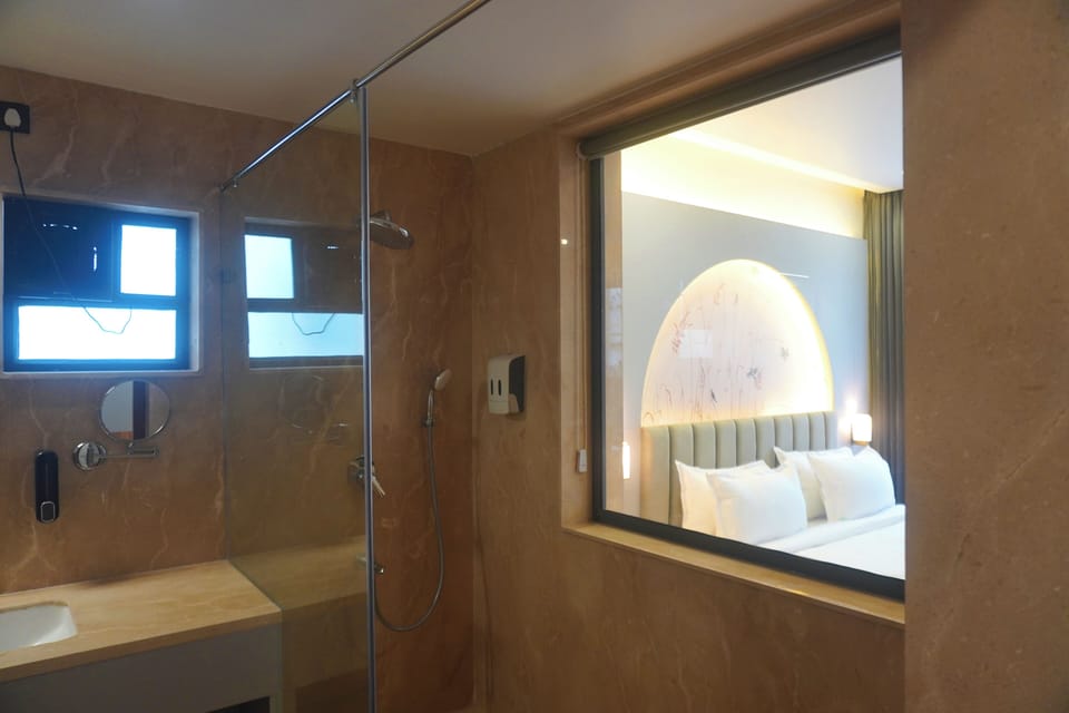 Standard Single Room | Bathroom | Shower, towels, shampoo, toilet paper