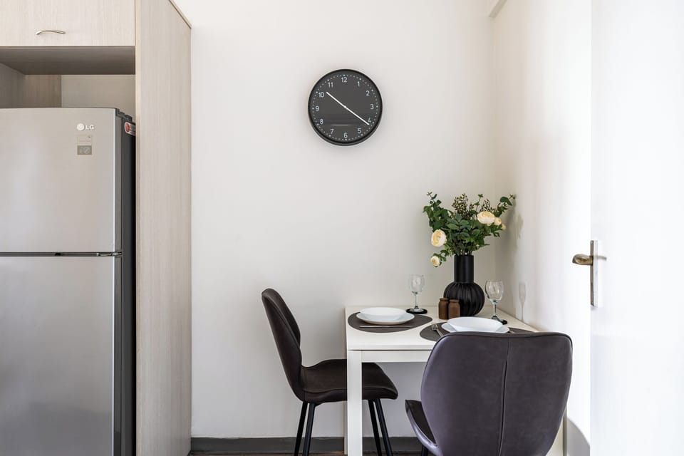 Apartment, 1 Double Bed, Kitchen, City View | In-room dining