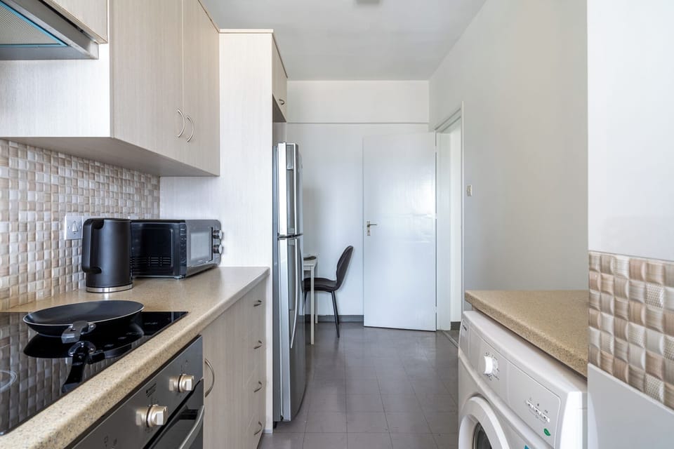 Apartment, 1 Double Bed, Kitchen, City View | Private kitchen | Coffee/tea maker, full-size fridge, microwave, oven