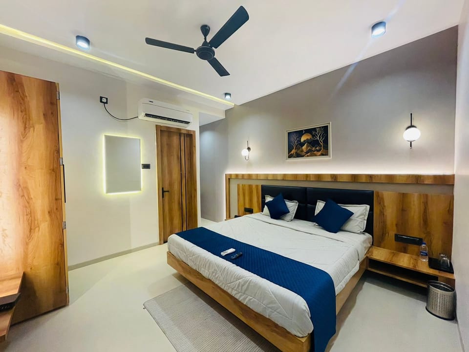 Executive Room | Desk, laptop workspace, blackout drapes, soundproofing