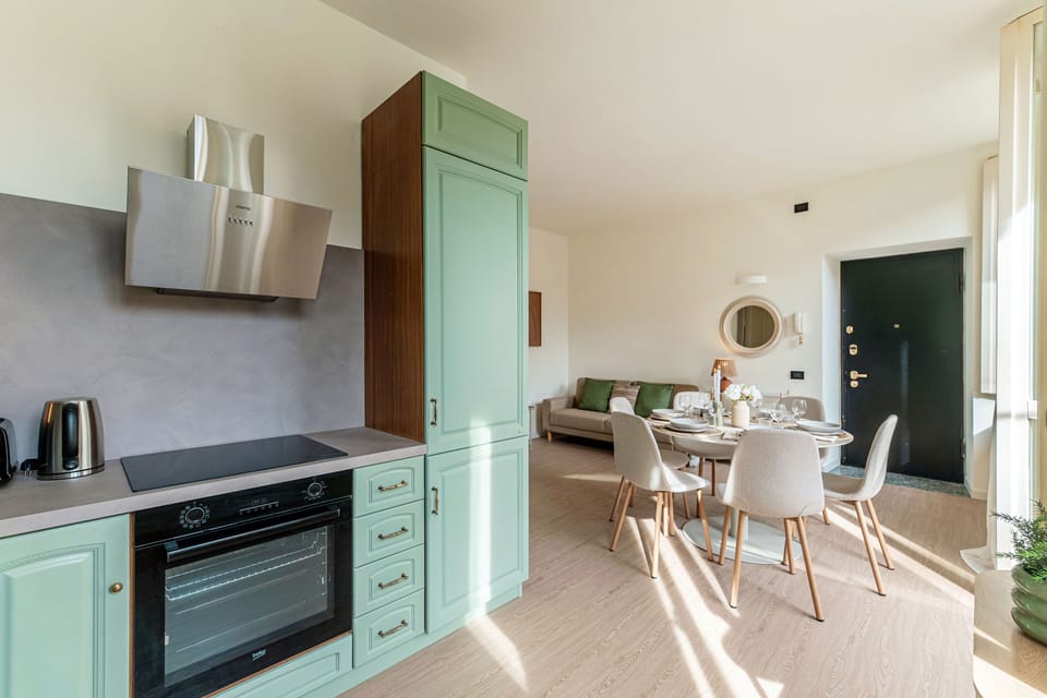 Full-size fridge, microwave, oven, stovetop