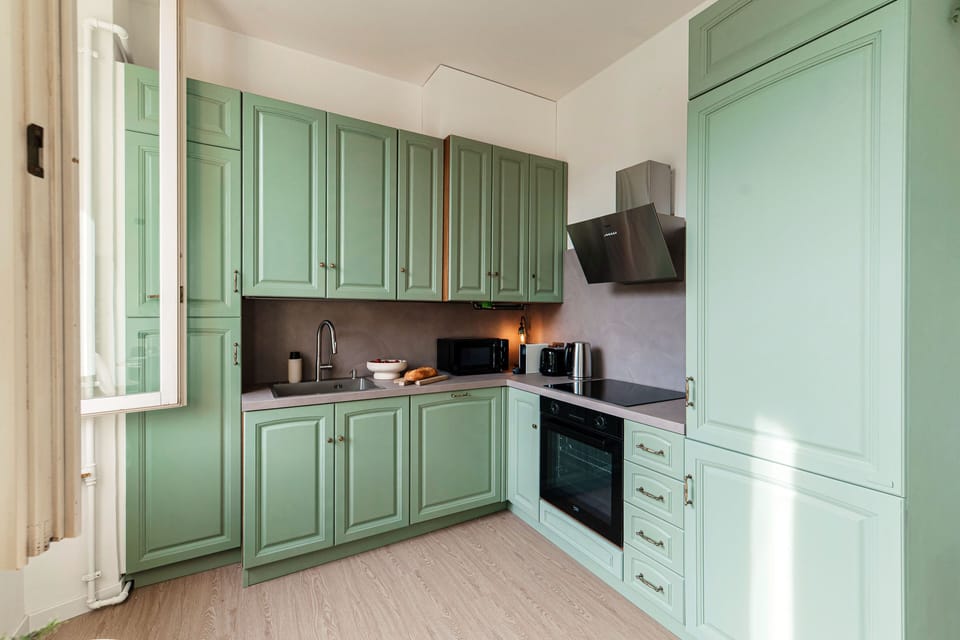 Full-size fridge, microwave, oven, stovetop