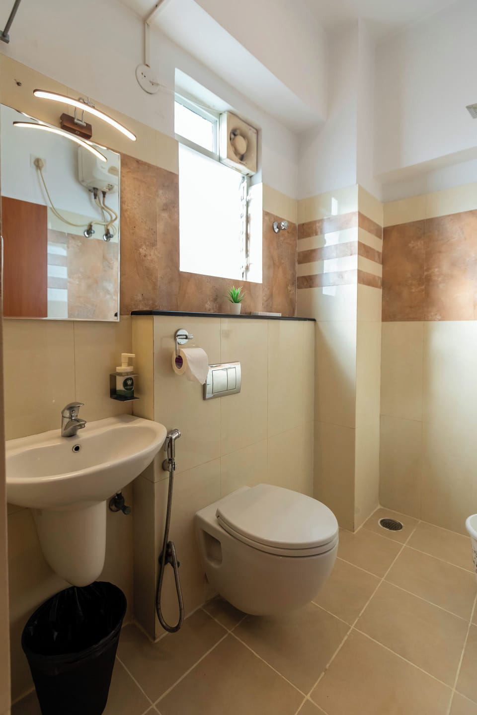 Deluxe Room | Bathroom | Shower, towels, soap, shampoo
