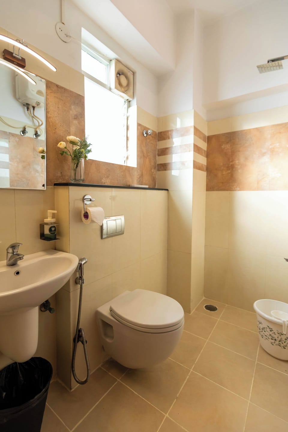 Deluxe Room | Bathroom | Shower, towels, soap, shampoo