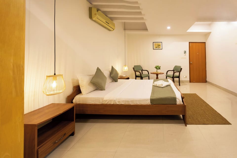 Luxury Room | Hypo-allergenic bedding, desk, laptop workspace, blackout drapes