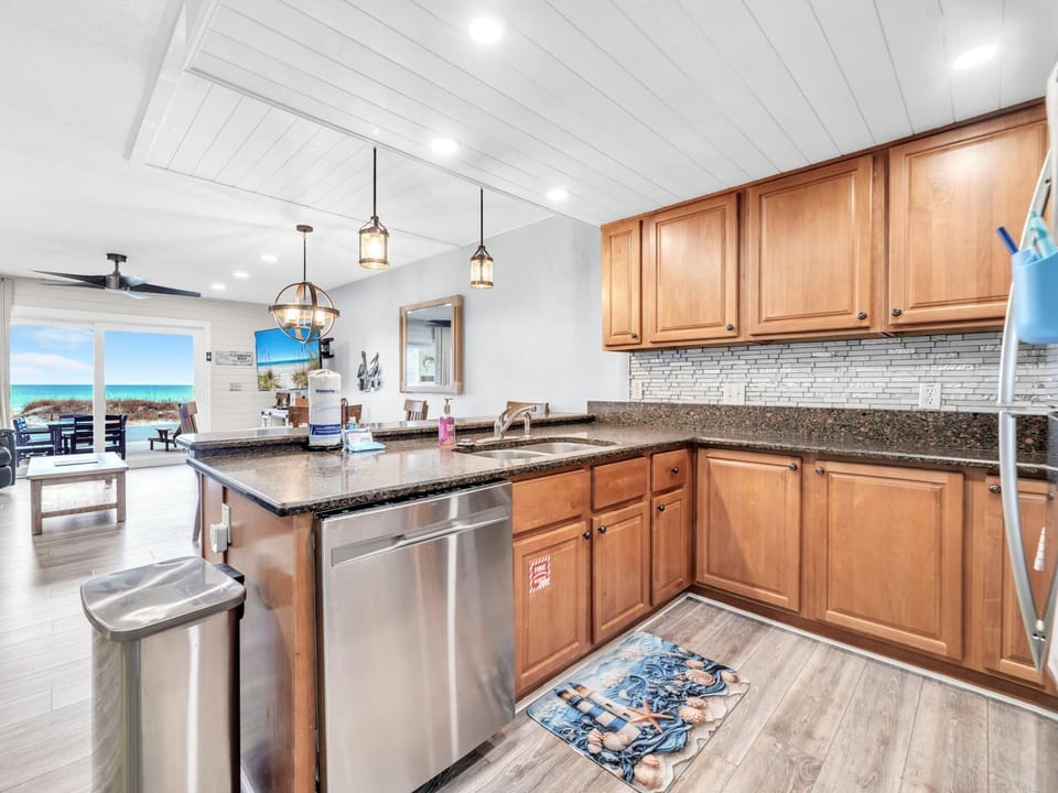 House, Multiple Beds (Surfs Up) | Private kitchen