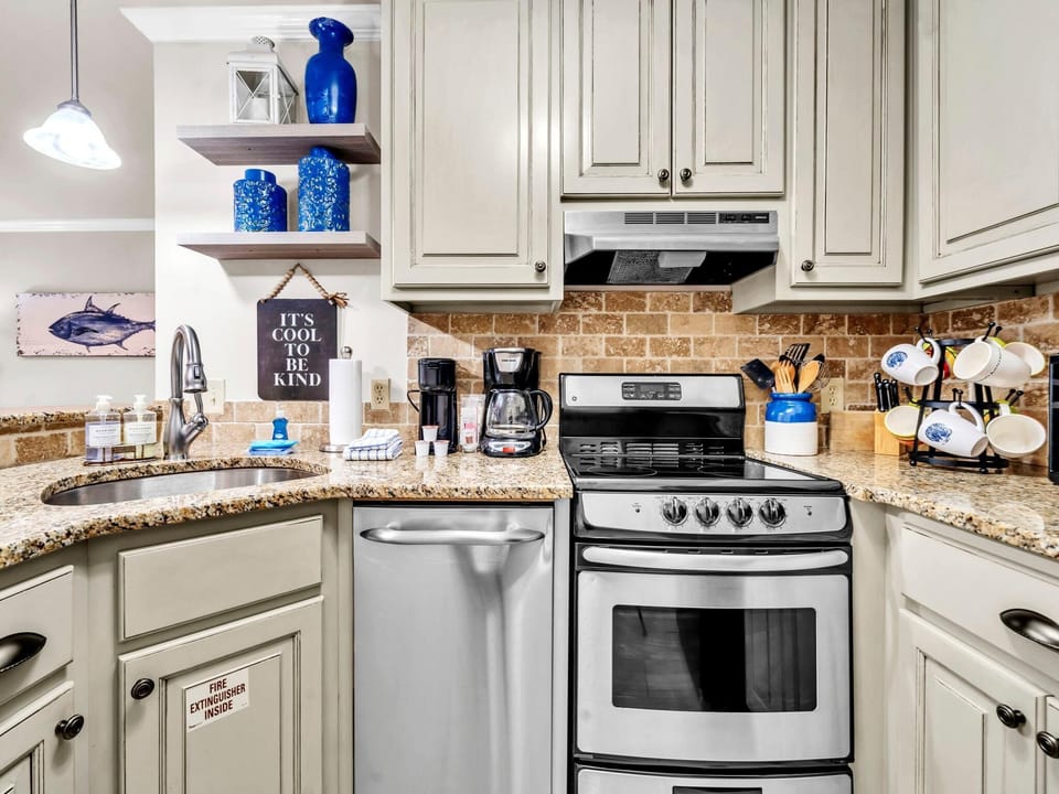 Condo, 1 Queen Bed (Inlet Sands 105) | Private kitchen | Oven, toaster